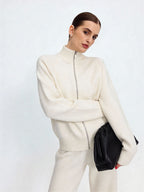 Жінка в молочному вʼязаному кардигані Merin із 100% мериносу на білому фоні, вид спереду